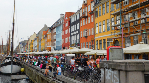 Nyhavn fyld med mennesker 